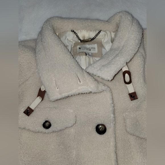 UGG Cream Puffer Jacket with Classic Design - Picture 2 of 12